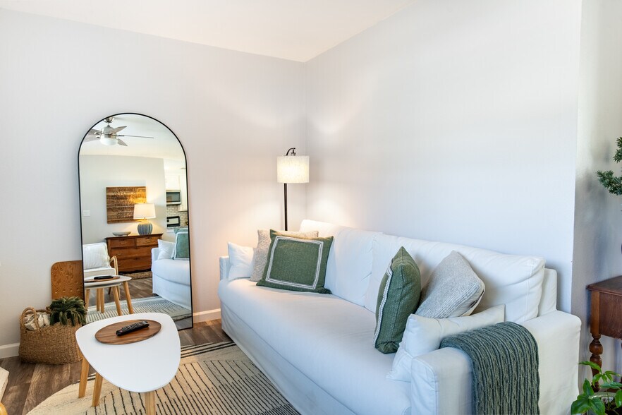 Living Room - 510 W Oak St