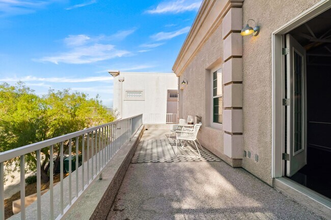 Building Photo - SW!!!  Pool!!! With jets!! Low Maintenance...