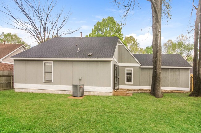 Building Photo - 7095 Water Oak Cove