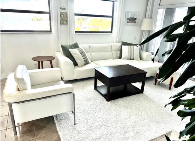 Building Photo - 1975 SE 3rd St