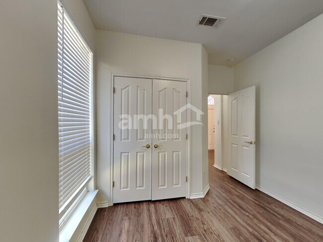 Building Photo - 10613 Big Oak Dr