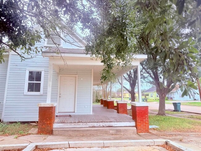 Building Photo - 2105 Laurel Ave