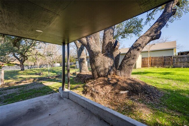 Building Photo - 809 N West St