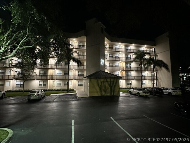 Building Photo - 27 Royal Palm Way