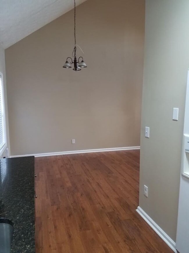 Building Photo - Carrollton City Living