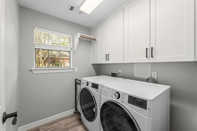 Building Photo - 6 Woodmere Pl