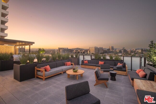 Building Photo - 10777 Wilshire Blvd