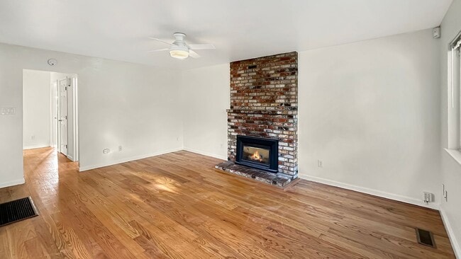 Building Photo - Spacious, Bright & Private Home with Huge Backyard on one of the quietest streets of Redwood Heights