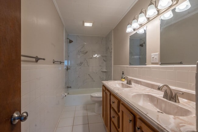 Building Photo - 3 bed and 1 bath house with fenced yard  i...
