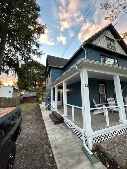 Building Photo - 11 Highland Pl
