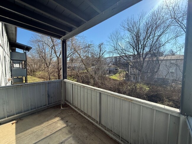 Building Photo - Completely Renovated 2 Bedroom / 2 Bathroom Apartment!