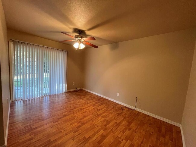 Building Photo - 809 Laurel Ln