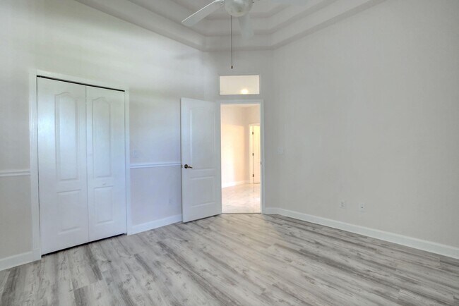 Building Photo - 8028 Plantation Lakes Dr