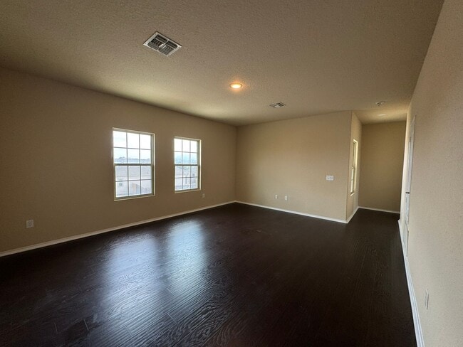 Building Photo - Move-In Special! Spacious 3BR Home with La...