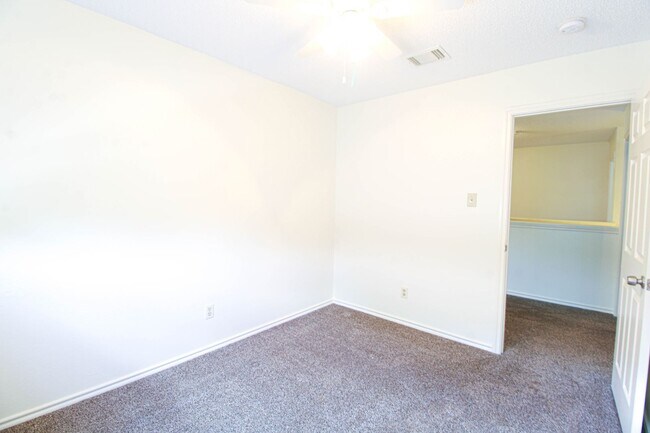 Building Photo - 8118 Chestnut Manor Dr