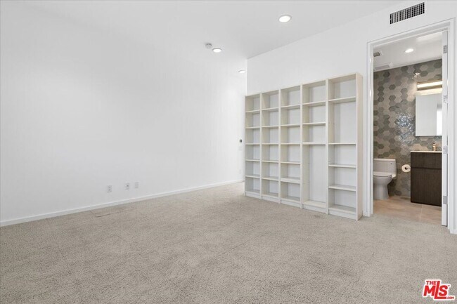 Building Photo - 211 S Valley St