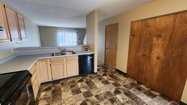 Building Photo - 2 Bedroom, 1.5 Bathroom Townhouse With Att...