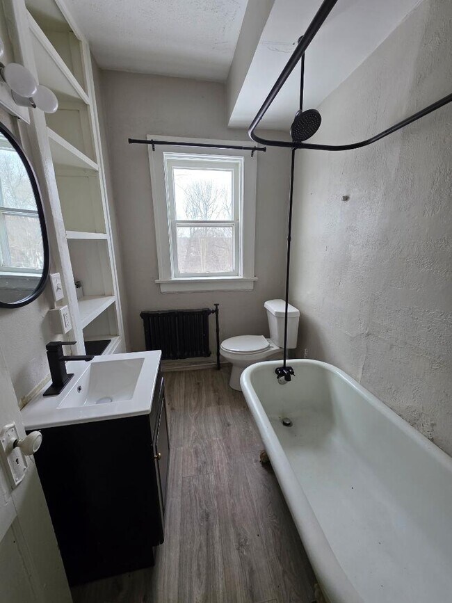 Building Photo - 146 King Dr