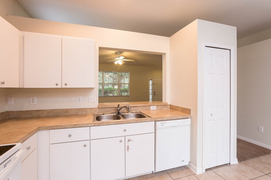 Building Photo - 6327 Bridgecrest Dr