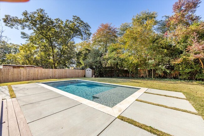 Building Photo - 5400 Farmbrook Dr