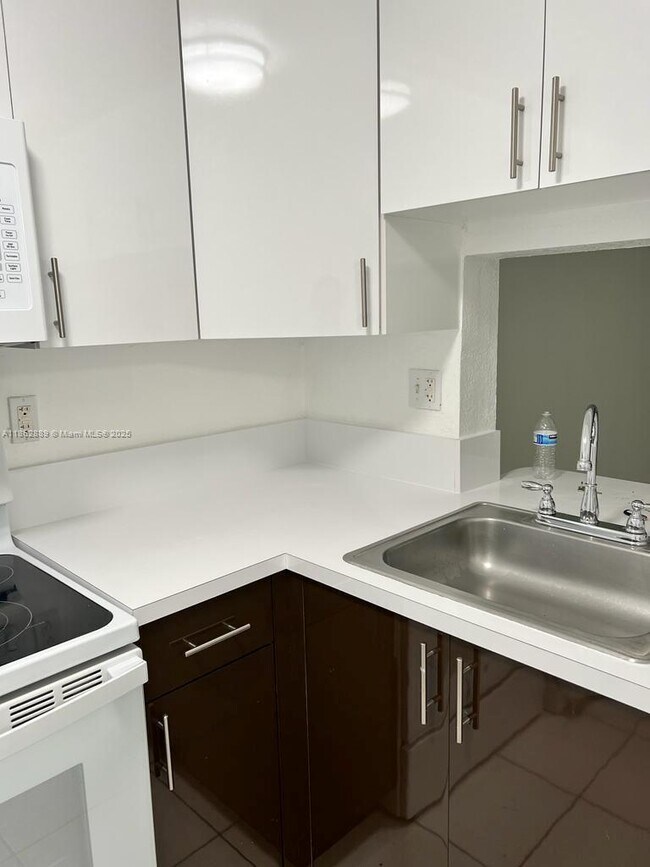 Building Photo - 9310 Fontainebleau Blvd