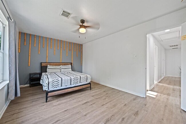 Building Photo - 16815 Watering Oaks Ln