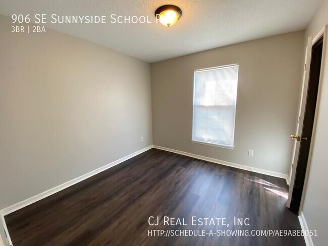 Building Photo - 906 SE Sunnyside School Rd