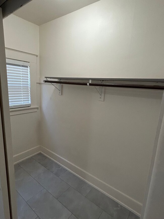 Building Photo - Top floor one bedroom with a Juliet balcon...