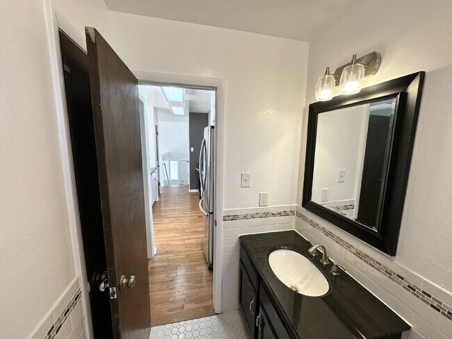 Building Photo - "Charming 3-Bedroom Condo with Hardwood Floors & 2 Full Baths in Golden, CO!"