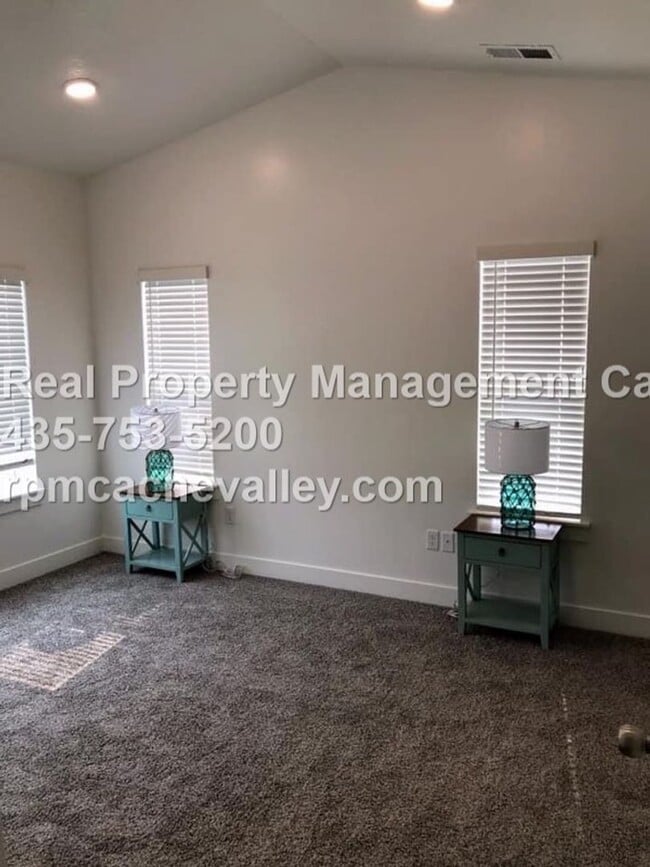 Building Photo - 163 E 550 N