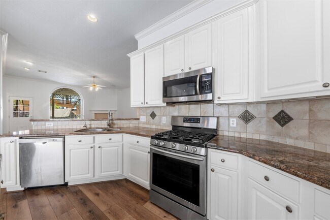 Building Photo - 23910 River Pl Dr