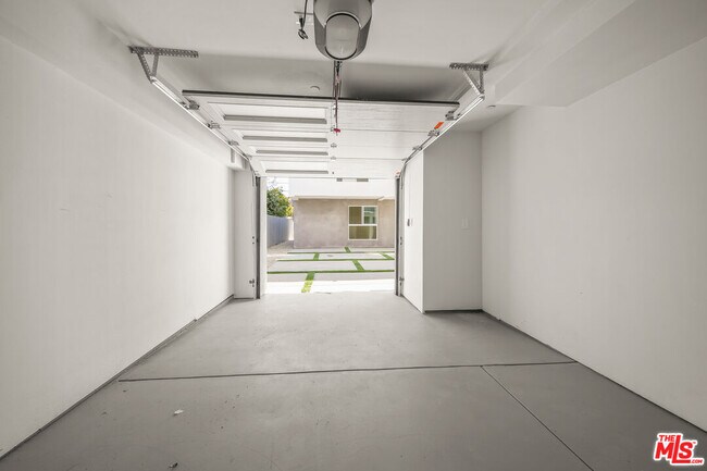 Building Photo - 1057 N Wilton Pl