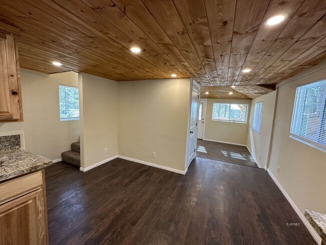 Building Photo - Updated 2 bedroom Home on Sugar Pine