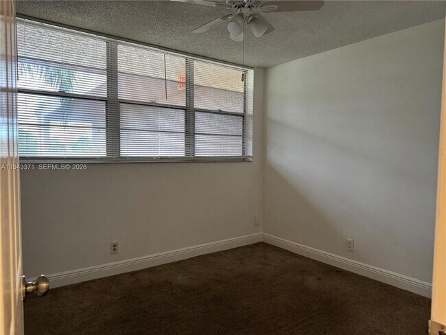 Building Photo - 1831 Sabal Palm Dr