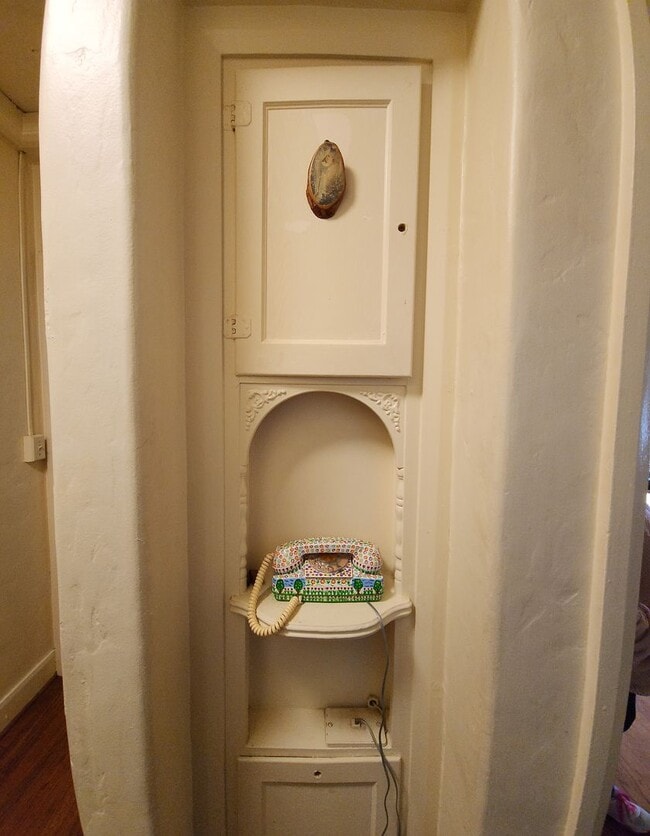 Building Photo - 7 Bedroom 3 bath home close to POLY!!!!