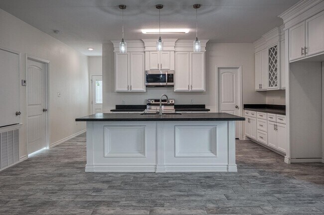 Building Photo - 1002 Tesoro Park