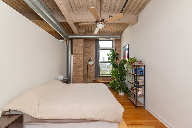 Building Photo - 2545 S Dearborn St