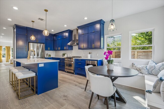 Building Photo - 515 E 9th St