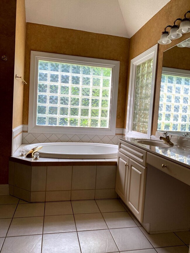 Building Photo - Large Home Settled on Culd-e-sac