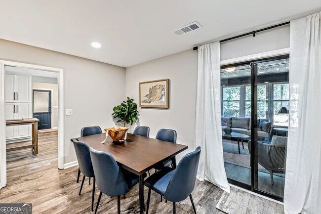 Building Photo - 527 Charing Cross Dr