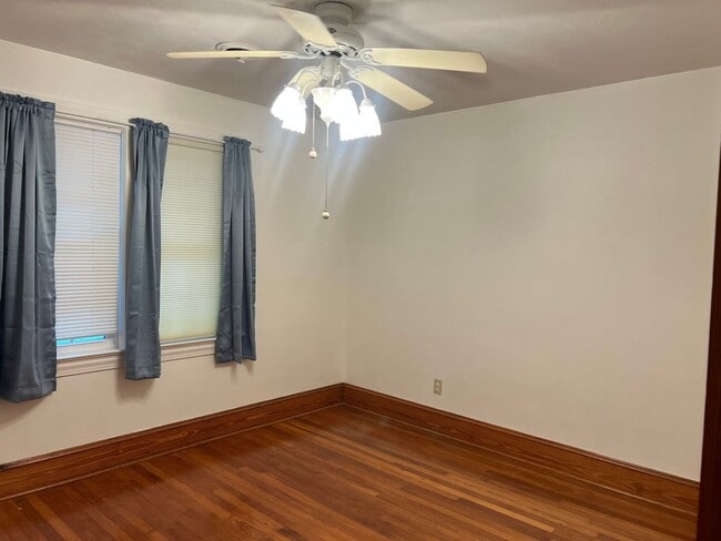 Building Photo - One Level Home! 3bed/1 bath with extra-lar...