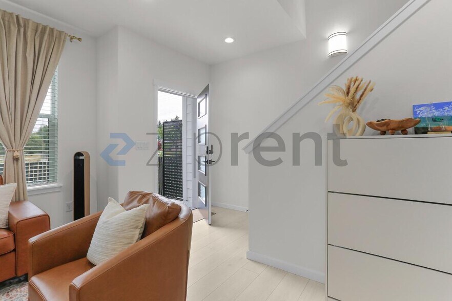 Building Photo - Unit