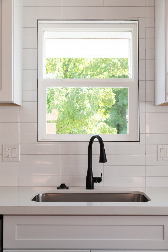 Building Photo - 193 S 400 W