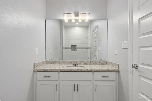 Building Photo - 2104 Redbud Ln