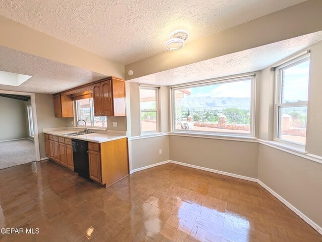 Building Photo - 612 Somerset Dr