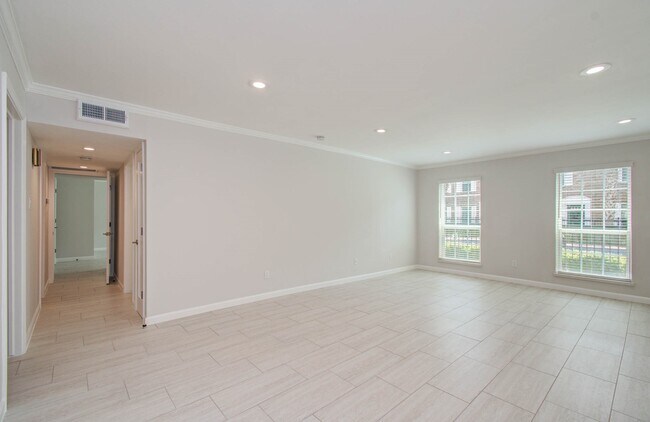 Building Photo - 355 N Post Oak Ln