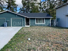 Building Photo - Wonderful 2 bed/1 bath duplex with firepla...