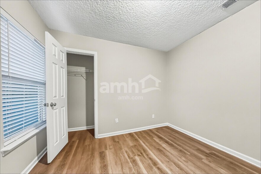 Building Photo - 1379 Samantha Cir E