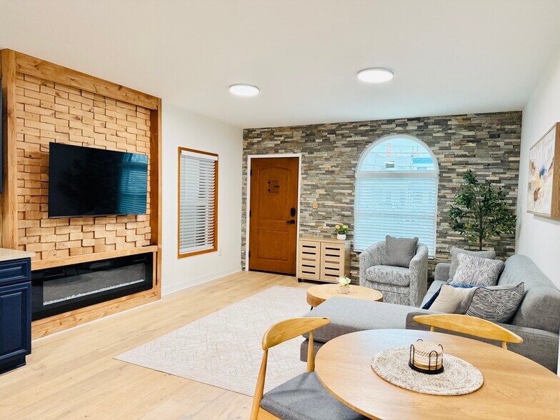 Livingroom - 2504 E York St