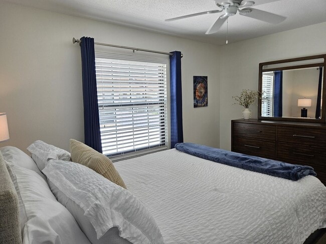 Building Photo - Seasonal Short-Term 2 Bedroom 2 Bathroom 2nd Floor Condo in Estancias of Capri Isles!